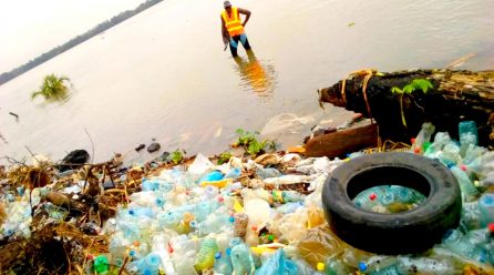 Cameroun : Débarrasser le Wouri des déchets plastiques