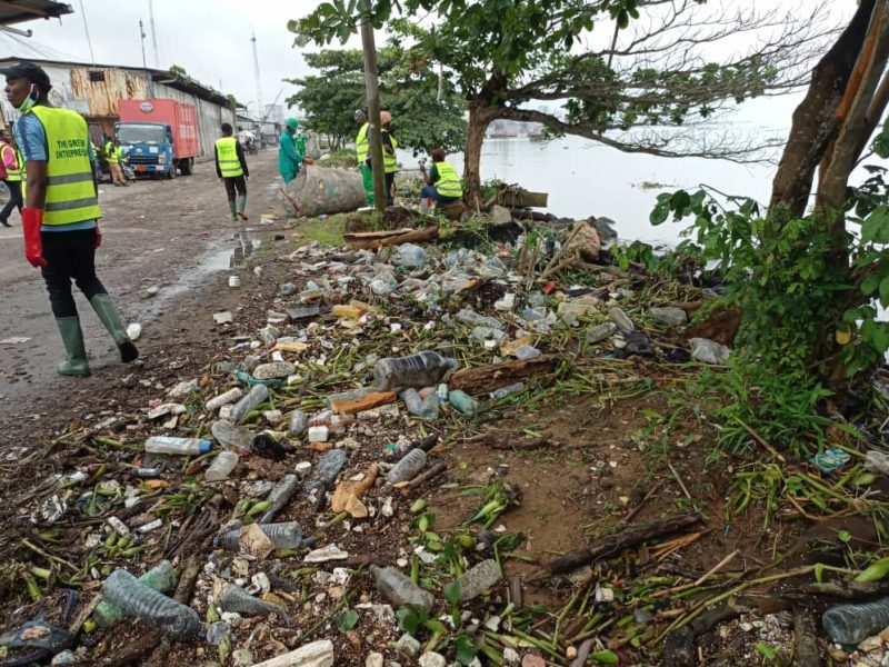 800 Kg de déchets plastiques collectés sur les berges du Wouri