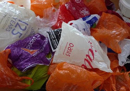 Le plastique fait de la résistance au Cameroun