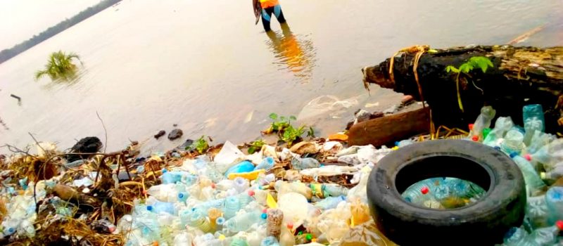 Cameroun : Débarrasser le Wouri des déchets plastiques