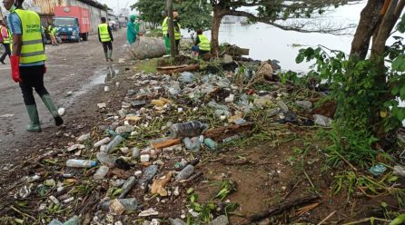 800 Kg de déchets plastiques collectés sur les berges du Wouri