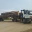 Un camion de billes de bois en pleine manoeuvre à la sortie du port de Kribi