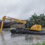 Bonabéri, le 23 juillet 2025. La pelle amphibie effectue une opération de curage de drain pour lutter contre les inondations à Douala.