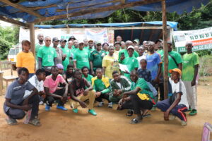 Photo de groupe avec le Minfof après la sensibisation sur la loi faunique lors de la 5e édition de la Coupe des chimpanzés pour protéger la forêt d'Ebo.